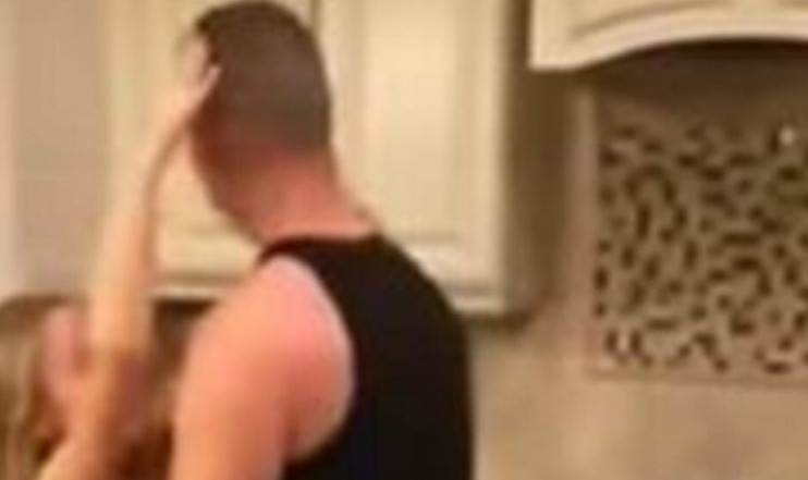 Došla je kuci ranije, ušla u kuhinju misleći da otac i kćer spremaju hranu: Ovakvu scenu nije očekivala – evo šta su radili misleći da su sami.. (VIDEO) - featured image Došla je kuci ranije, ušla u kuhinju misleći da otac i kćer spremaju hranu: Ovakvu scenu nije očekivala – evo šta su radili misleći da su sami.. (VIDEO) - featured image