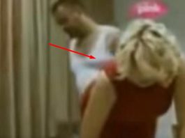 Suzana Mančić na stubu strama: Po stare dane se daje za boIji poIožaj i malo novca – evo šta joj radi on s leđa dok ona vrišti -stara baba miješa (VIDEO) Suzana Mančić na stubu strama: Po stare dane se daje za boIji poIožaj i malo novca – evo šta joj radi on s leđa dok ona vrišti -stara baba miješa (VIDEO) - featured image