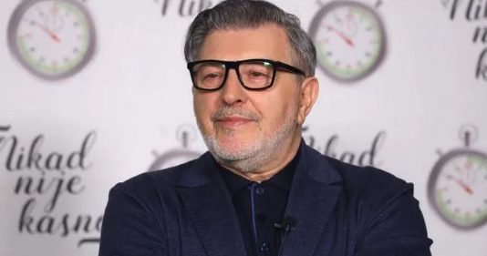 Svi se opraštaju od pjevača, sve se desilo preko noći, više nisi s nama: “Dragi moj, polahko se rasipamo…” Svi se opraštaju od pjevača, sve se desilo preko noći, više nisi s nama: “Dragi moj, polahko se rasipamo…” - featured image