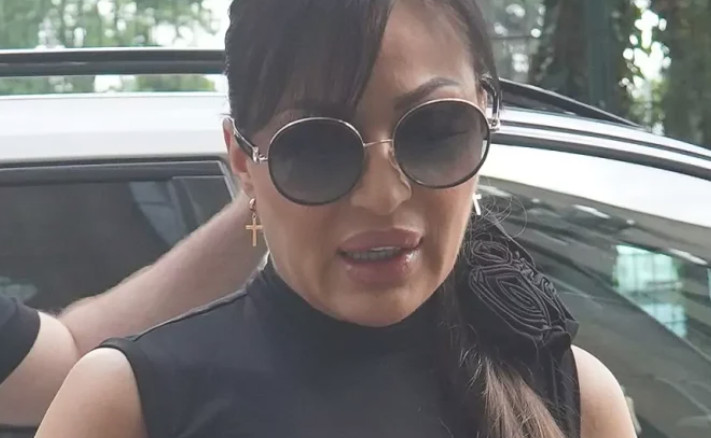 Za Cecu Ražnatović danas je jedan od najtužnijih dana: Njene riječi kidaju dušu, otišla je njena desna ruka, njena mezimica – “nisam ni sanjala da cu te sahraniti tako rano..” - featured image Za Cecu Ražnatović danas je jedan od najtužnijih dana: Njene riječi kidaju dušu, otišla je njena desna ruka, njena mezimica – “nisam ni sanjala da cu te sahraniti tako rano..” - featured image