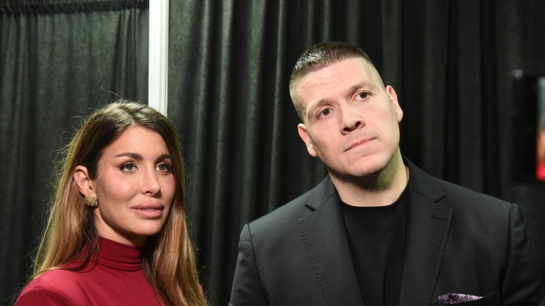 SLOBA RADANOVIĆ SA ŠTAKAMA, A JELENA SE NE ODVAJA OD NJEGA Ovako pevač provodi vreme nakon što je slomio stopalo: Oglasili se na mrežama - featured image