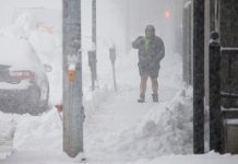 KAMERA ZABILJEŽILA UŽAS Snijeg pao sa zgrade i ubio djevojku, dotrčali da joj pomognu, pa za dlaku izbjegli smrt KAMERA ZABILJEŽILA UŽAS Snijeg pao sa zgrade i ubio djevojku, dotrčali da joj pomognu, pa za dlaku izbjegli smrt - featured image