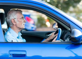 Doneta zvanična odluka o vozačkim dozvolama za starije osobe u EU! Počelo masovno oduzimanje: Uvedena stroga pravila, ukoliko imate OVOLIKO godina, završili ste svoje Doneta zvanična odluka o vozačkim dozvolama za starije osobe u EU! Počelo masovno oduzimanje: Uvedena stroga pravila - featured image