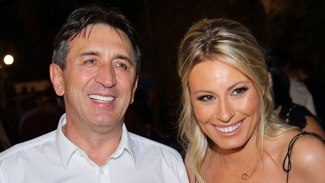 SLAVLJE KOD DAJANE PAUNOVIĆ I ŽIKE JAKŠIĆA Voditeljka se oglasila i podelila sliku iz porodičnog doma: Ne krije sreću (Foto) - featured image SLAVLJE KOD DAJANE PAUNOVIĆ I ŽIKE JAKŠIĆA Voditeljka se oglasila i podelila sliku iz porodičnog doma: Ne krije sreću (Foto) - featured image