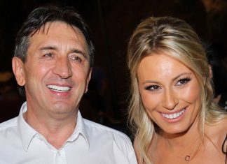 SLAVLJE KOD DAJANE PAUNOVIĆ I ŽIKE JAKŠIĆA: Voditeljka se oglasila i podelila sliku iz porodičnog doma: Ne krije sreću, prin0va SLAVLJE KOD DAJANE PAUNOVIĆ I ŽIKE JAKŠIĆA Voditeljka se oglasila i podelila sliku iz porodičnog doma: Ne krije sreću (Foto) - featured image