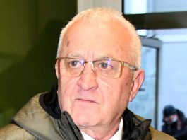 Era Ojdanić je u vezi sa 43 godine mlađom, a priznao je da se jedino OVOJ PEVAČICI (72) nije udvarao: Nije se usudio Era Ojdanić je u vezi sa 43 godine mlađom, a priznao je da se jedino OVOJ PEVAČICI (72) nije udvarao: Nije se usudio - featured image