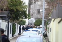 (VIDEO) PRVE FOTOGRAFIJE ISPRED KUĆE ZDRAVKA ČOLIĆA: Evo šta smo zatekli nakon što je bačena bomba, policija vrši uviđaj (VIDEO) PRVE FOTOGRAFIJE ISPRED KUĆE ZDRAVKA ČOLIĆA Evo šta smo zatekli nakon što je bačena bomba, policija vrši uviđaj - featured image