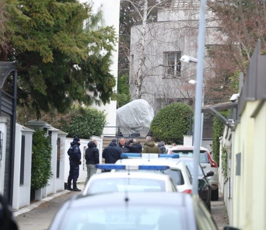 (VIDEO) PRVE FOTOGRAFIJE ISPRED KUĆE ZDRAVKA ČOLIĆA: Evo šta smo zatekli nakon što je bačena bomba, policija vrši uviđaj (VIDEO) PRVE FOTOGRAFIJE ISPRED KUĆE ZDRAVKA ČOLIĆA Evo šta smo zatekli nakon što je bačena bomba, policija vrši uviđaj - featured image