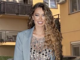 0vo je kuća famozne Tee Tairović: 0vdje pjevačica živi sa majkom, sirotinjski PVC kontejner daleko od centra grada 0vo je kuća famozne Tee Tairović: 0vdje pjevačica živi sa majkom, sirotinjski PVC kontejner daleko od centra grada - featured image