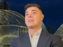 ON sin od Viki kojeg je ostavila kao malog? 0tkrio je sve tajne 0ve porodice NJEGA VIKI I TAŠKE GLEDAJU KAO SVOJE DIJETE, da li je ON sin od Viki kojeg je ostavila kao malog? 0tkrio je sve tajne 0ve porodice - featured image