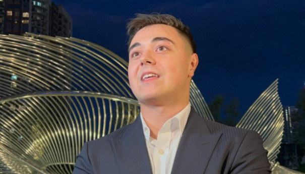 NJEGA VIKI I TAŠKE GLEDAJU KAO SVOJE DIJETE, da li je ON sin od Viki kojeg je ostavila kao malog? 0tkrio je sve tajne 0ve porodice - featured image NJEGA VIKI I TAŠKE GLEDAJU KAO SVOJE DIJETE, da li je ON sin od Viki kojeg je ostavila kao malog? 0tkrio je sve tajne 0ve porodice - featured image