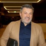 “Volim je najviše na svijetu”: Pjevać mlađoj supruzi ostavio bogatstvo, a rođenu majku smjestio u raspadnuti dom za stare “Volim je najviše na svijetu”: Pjevać mlađoj supruzi ostavio bogatstvo, majci obezbijedio njegu u domu - content image