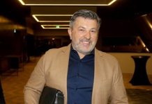 “Volim je najviše na svijetu”: Pjevać mlađoj supruzi ostavio bogatstvo, a rođenu majku smjestio u raspadnuti dom za stare “Volim je najviše na svijetu”: Pjevać mlađoj supruzi ostavio bogatstvo, majci obezbijedio njegu u domu - content image