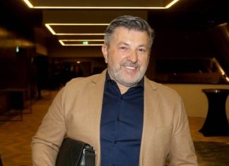 “Volim je najviše na svijetu”: Pjevać mlađoj supruzi ostavio bogatstvo, a rođenu majku smjestio u raspadnuti dom za stare “Volim je najviše na svijetu”: Pjevać mlađoj supruzi ostavio bogatstvo, majci obezbijedio njegu u domu - content image