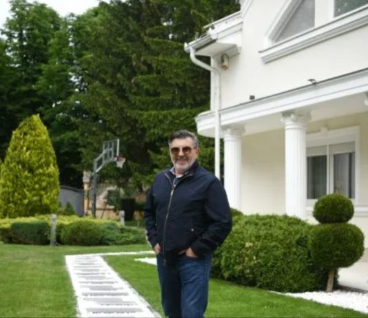 “Volim je najviše na svijetu”: Pjevać mlađoj supruzi ostavio bogatstvo, majci obezbijedio njegu u domu “Volim je najviše na svijetu”: Pjevać mlađoj supruzi ostavio bogatstvo, majci obezbijedio njegu u domu - featured image