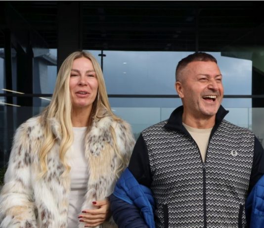 RAZVODE SE VESNA I ĐOLE ĐOGANI? Prevario je sa mladom pjevačicom, Džejlom Ramović? Poslije 20 godina ON SE ISELIO IZ STANA?! RAZVODE SE VESNA I ĐOLE ĐOGANI?! Poslije 20 godina ON SE ISELIO IZ STANA?! - featured image