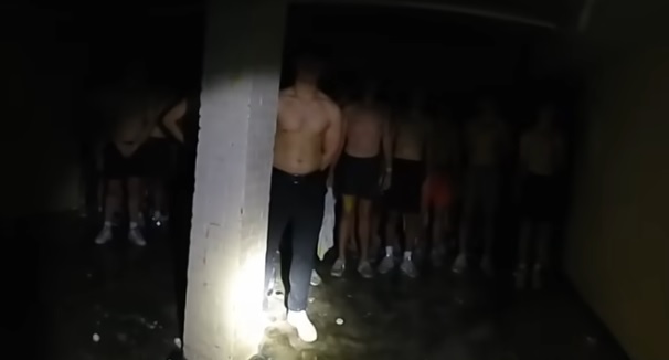 Policija uletjela u podrum zbog dojave o požaru, unutra zatekla 56 mladića s povezima na očima - featured image Policija uletjela u podrum zbog dojave o požaru, unutra zatekla 56 mladića s povezima na očima - featured image