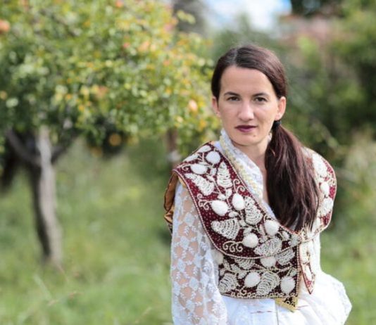 Albanka se udala za Srbina, došla na Goliju i rodila mu 3 dece: A onda joj je rođena majka pred svima pokvarila sreću