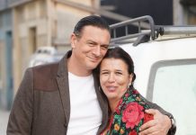 Naš glumac napravio kuću na selu pa sa ženom manekenkom okopava baštu: “Gajim kokoške, svinje i ovce – ovde je život”