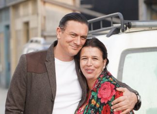 Naš glumac napravio kuću na selu pa sa ženom manekenkom okopava baštu: “Gajim kokoške, svinje i ovce – ovde je život”