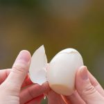 Kuhana jaja se ljušte u jednom potezu: Samo dodajte 1 sastojak u vodu i ljuska spada sama