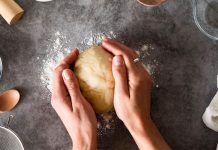 Mekano i svježe tijesto danima? Samo dodajte ova 2 zaboravljena sastojka