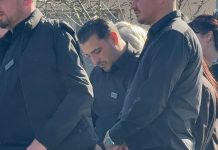 Najpotresnija scena – Darko Lazić ne može da se odvoji od brata, drži se za sanduk: “To je samo privremeno” Najpotresnija scena - Darko Lazić ne može da se odvoji od brata, drži se za sanduk: "To je samo privremeno" - featured image