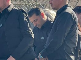 Najpotresnija scena – Darko Lazić ne može da se odvoji od brata, drži se za sanduk: “To je samo privremeno” Najpotresnija scena - Darko Lazić ne može da se odvoji od brata, drži se za sanduk: "To je samo privremeno" - featured image