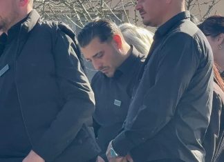 Najpotresnija scena – Darko Lazić ne može da se odvoji od brata, drži se za sanduk: “To je samo privremeno” Najpotresnija scena - Darko Lazić ne može da se odvoji od brata, drži se za sanduk: "To je samo privremeno" - featured image