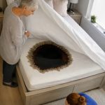 Snaha je gotovo svaki dan mijenjala posteljinu, opravdavajući ljubav prema čistoći: ali jednog dana svekrva je podigla deku, ugledala čudan trag na plahti i saznala strašnu tajnu o svojoj snahi 😲😨