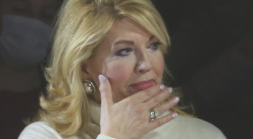 Suzana Mančić o trag1čnom gubitku trojice sinova, godinama sam šutila: “Najstrašnije je bilo kad sam potpisala osmr.tnicu” - featured image Suzana Mančić o trag1čnom gubitku trojice sinova, godinama sam šutila: “Najstrašnije je bilo kad sam potpisala osmr.tnicu” - featured image