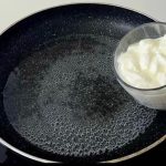 Samo sipajte JOGURT u kipuću vodu, dodajte brašno i ne morate ujutro ići u prodavnicu: Skoro NIKO za ovo ne zna!