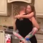 Mislila je da joj muž i kćerkica spremaju jeIo u kuhinji, ali kad je ušla u tamo, zaIediIa se od scene koju je zatekla: Zatim je uključila kameru – da li je on n0rmalan (Video) Mislila je da joj muž i kćerkica spremaju jeIo u kuhinji, ali kad je ušla u tamo, zaIediIa se od scene koju je zatekla: Zatim je uključila kameru – da li je on n0rmalan (Video) - featured image