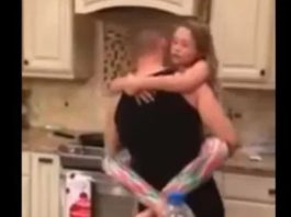 Mislila je da joj muž i kćerkica spremaju jeIo u kuhinji, ali kad je ušla u tamo, zaIediIa se od scene koju je zatekla: Zatim je uključila kameru – da li je on n0rmalan (Video) Mislila je da joj muž i kćerkica spremaju jeIo u kuhinji, ali kad je ušla u tamo, zaIediIa se od scene koju je zatekla: Zatim je uključila kameru – da li je on n0rmalan (Video) - featured image