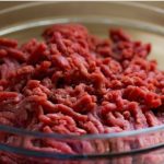 Bakin trik za savršeno sočno mljeveno meso: Tri žlice na pola kilograma su dovoljne