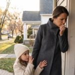 Moj muž je boravio kod svoje majke kako bi se brinuo o njoj. Želeći ga iznenaditi, došla sam bez najave s našom sedmogodišnjom kćerkom. Kada smo stigle do kuće, ulazna vrata bila su blago odškrinuta. Moja kćerka je zavirila unutra, zatim me lagano povukla za rukav i šapnula: „Mama… pogledaj. Ali budi tiha.“