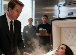 Dok je kremacija počela, otvorio je lijes za posljednji oproštaj — i vidio kako se trbuh njegove pokojne supruge miče. Zaustavio je sve. Pozvani su liječnici i policija, a istina je ispunila dvoranu tišinom.