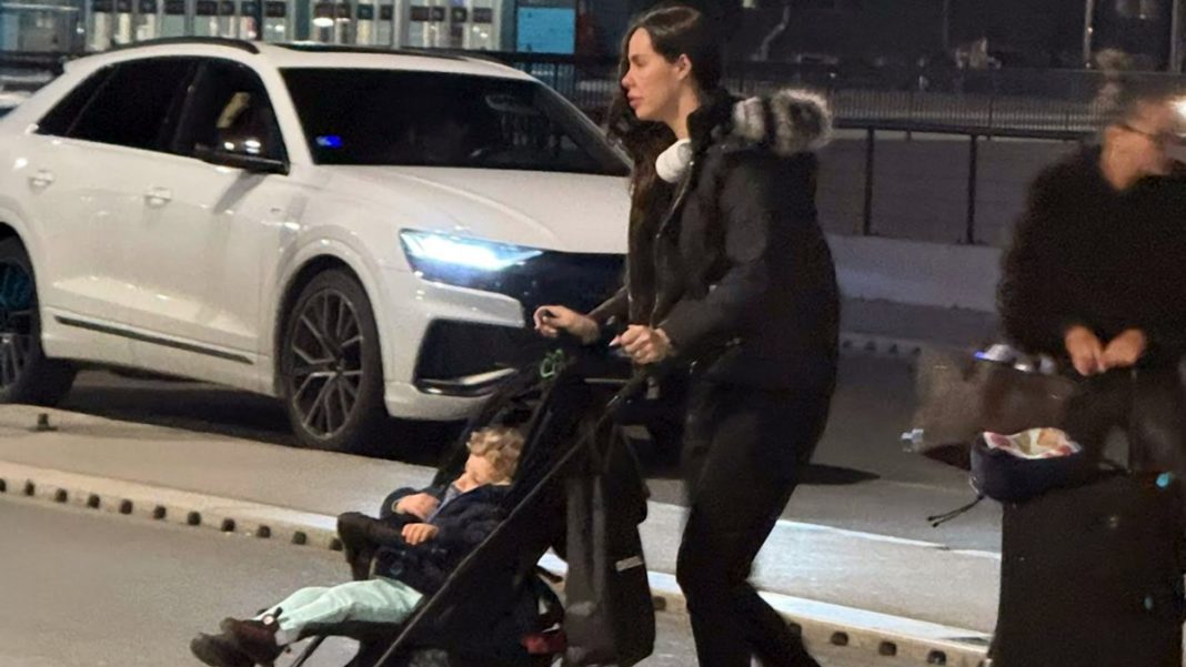 (PAPARACO) BOGDANA RAŽNATOVIĆ SA DECOM OTIŠLA KOD VELJKA Uslikali smo ih na aerodromu pred let za Moskvu: Evo ko im pravi društvo - featured image