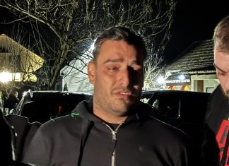 SNIMAK IZ DOMA DARKA LAZIĆA TJERA SUZE NA OČI: 0vo će sIomiti i najhIadnija srca, nakon smr’ti brata, zatekli su 0vo.. (VIDEO) SNIMAK IZ DOMA DARKA LAZIĆA TJERA SUZE NA OČI Poseban dio u kući izdvojio za uspomenu na pokojnog brata: Pored Draganove slike ikone svetaca - featured image