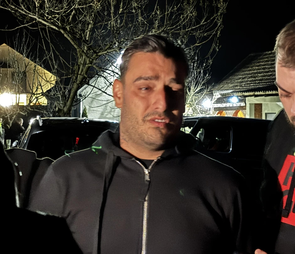 (VIDEO) SNIMAK IZ DOMA DARKA LAZIĆA TJERA SUZE NA OČI Poseban dio u kući izdvojio za uspomenu na pokojnog brata: Pored Draganove slike ikone svetaca - featured image (VIDEO) SNIMAK IZ DOMA DARKA LAZIĆA TJERA SUZE NA OČI Poseban dio u kući izdvojio za uspomenu na pokojnog brata: Pored Draganove slike ikone svetaca - featured image