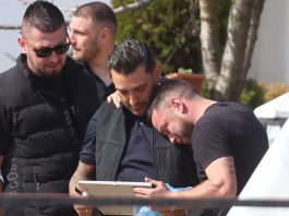 Darko Lazić otkrio sa čime se suočava nakon smrti brata: Ne mogu da spavam, nosim ga na duši, ja sam kriv, uradio sam.. "Kažu mi: Sram te bilo, nije prošlo ni 40 dana, već ideš da pevaš" Darko Lazić otkrio sa čime se suočava nakon smrti brata: "Moram da brinem o majki i snajki" - featured image