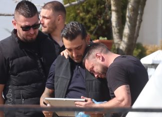 Darko Lazić otkrio sa čime se suočava nakon smrti brata: Ne mogu da spavam, nosim ga na duši, ja sam kriv, uradio sam.. "Kažu mi: Sram te bilo, nije prošlo ni 40 dana, već ideš da pevaš" Darko Lazić otkrio sa čime se suočava nakon smrti brata: "Moram da brinem o majki i snajki" - featured image