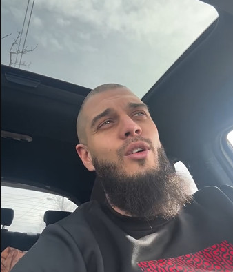 Ispratili ga zauvijek uz ilahije: Iz Sarajeva se čuju ezani, a društvene mreže bruje – Dejan Dragojević odlazi - featured image Ispratili ga zauvijek uz ilahije: Iz Sarajeva se čuju ezani, a društvene mreže bruje – Dejan Dragojević odlazi - featured image