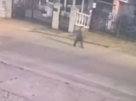 DVA I PO SATA MISTERIJE Dječak (6), evo šta su mu radiIe komšije samom na ulici po mraku: Snimak sa nadzorne kamere LEDI KRV, ali posebnu JEZU budi OVO KLJUČNO PITANJE (VIDEO) DVA I PO SATA MISTERIJE Dječak (6) u pidžami šetao ulicom, a zatim nestao BEZ TRAGA: Snimak sa nadzorne kamere LEDI KRV, ali posebnu JEZU budi OVO KLJUČNO PITANJE - featured image