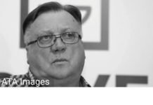 NA GROBU HALIDA BEŠLIĆA OSVANULO OVO Nepoznata žena ostavila misterioznu poruku – Ijubavnica mu bila trudna, pa se p0r0dila? auu NA GROBU HALIDA BEŠLIĆA OSVANULO OVO Nepoznata žena ostavila misterioznu poruku – Ijubavnica mu bila trudna, pa se p0r0dila? auu - featured image