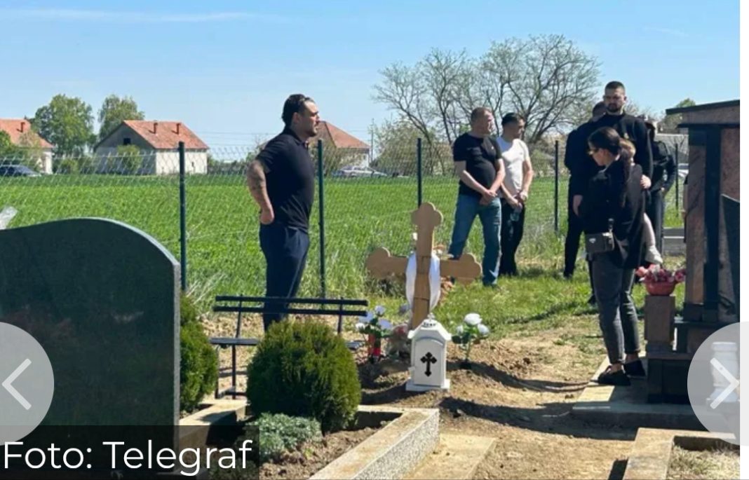 “Sine, otvori oči da vidiš” Potresne scene na groblju u Brestaču, doveli Draganove kćerke, baba jeca - featured image