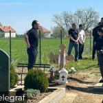 “Sine, otvori oči da vidiš šta si uradio” Potresne scene na groblju u Brestaču, doveli Darka na bratov grob, nakon saznanja da mu je on.. “Sine, otvori oči da vidiš” Potresne scene na groblju u Brestaču, doveli Draganove kćerke, baba jeca - featured image