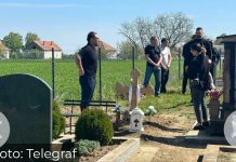 “Sine, otvori oči da vidiš šta si uradio” Potresne scene na groblju u Brestaču, doveli Darka na bratov grob, nakon saznanja da mu je on.. “Sine, otvori oči da vidiš” Potresne scene na groblju u Brestaču, doveli Draganove kćerke, baba jeca - featured image