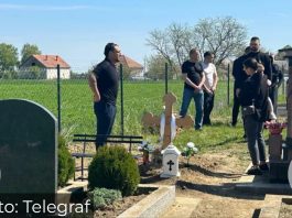 “Sine, otvori oči da vidiš šta si uradio” Potresne scene na groblju u Brestaču, doveli Darka na bratov grob, nakon saznanja da mu je on.. “Sine, otvori oči da vidiš” Potresne scene na groblju u Brestaču, doveli Draganove kćerke, baba jeca - featured image