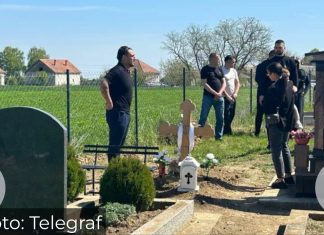 “Sine, otvori oči da vidiš šta si uradio” Potresne scene na groblju u Brestaču, doveli Darka na bratov grob, nakon saznanja da mu je on.. “Sine, otvori oči da vidiš” Potresne scene na groblju u Brestaču, doveli Draganove kćerke, baba jeca - featured image